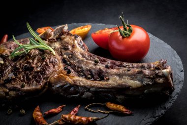 Biberiye, chili Röntgenci ve kayrak tahta üzerinde domates sığır eti biftek