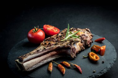 Biberiye, chili Röntgenci ve kayrak tahta üzerinde domates sığır eti biftek
