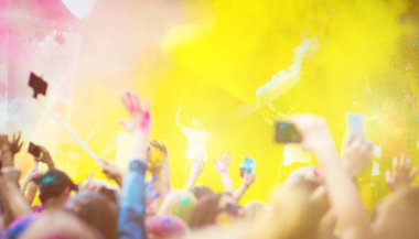 Dans ve renklerin Holi festival kutluyor insan kalabalığı