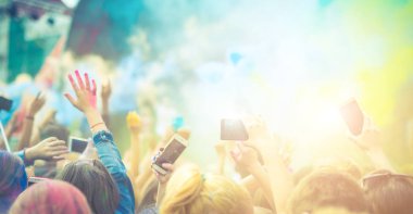Dans ve renklerin Holi festival kutluyor insan kalabalığı