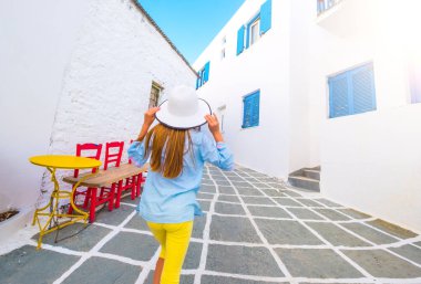 Küçük kız bir Yunan sokakta yürüme