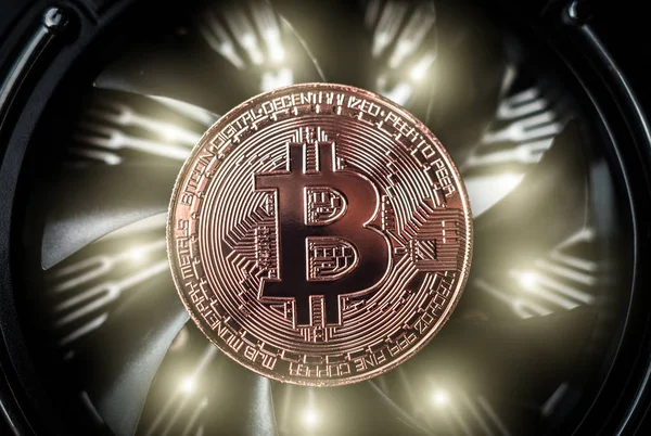 Bitcoin auf kühlem Computer-Hintergrund — Stockfoto