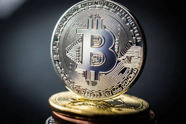 Stapel von Bitcoins mit Goldmünze an der Spitze — Stockfoto