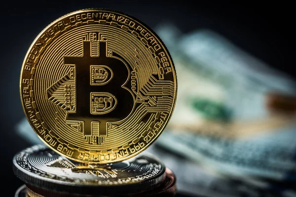 Золотий bitcoin на купу металеві монети — стокове фото