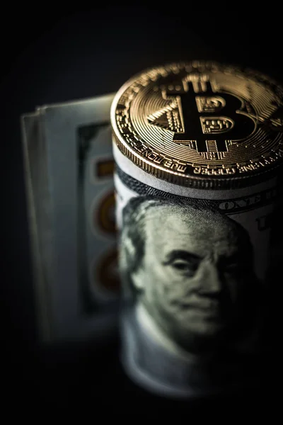 Bitcoin σε χαρτονόμισμα — Φωτογραφία Αρχείου
