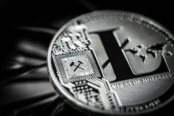 Litecoin-Münze auf dunklem Hintergrund — Stockfoto