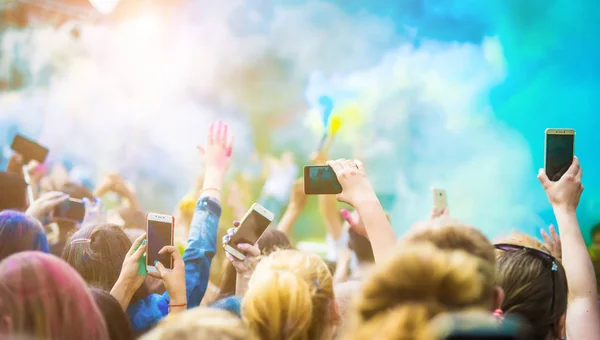 Multitud de personas bailando y celebrando el festival Holi de colores — Foto de Stock