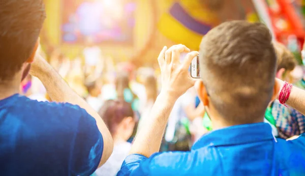 Dwóch mężczyzn biorąc zdjęcie na smartfony na koncert lub festiwal — Zdjęcie stockowe