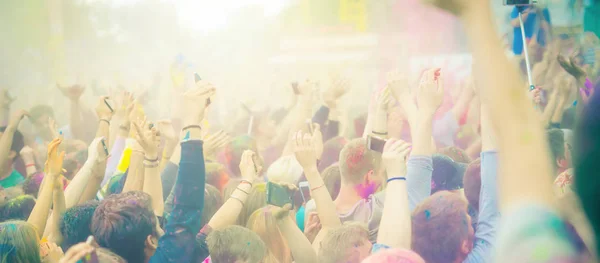 Multitud de personas bailando y celebrando el festival Holi de colores — Foto de Stock