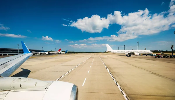Літаки припарковані в аеропорту — стокове фото