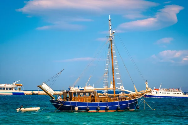 Gyönyörű fából készült hajó a víz, azt — Stock Fotó