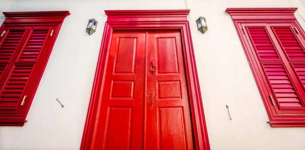 A porta vermelha de madeira — Fotografia de Stock