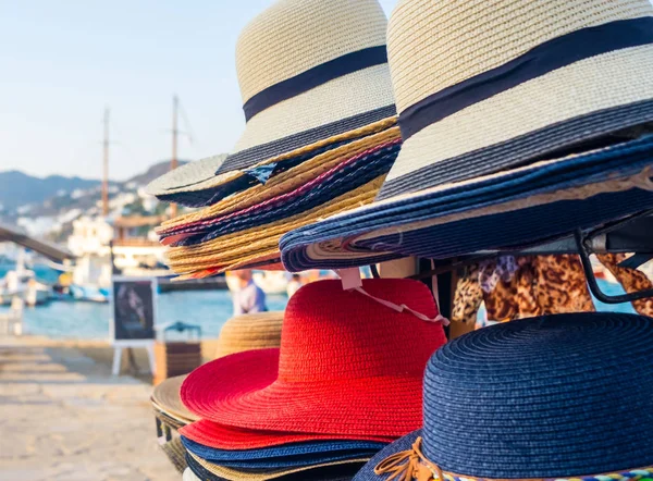 Sombreros de mimbre en el estrado — Foto de Stock