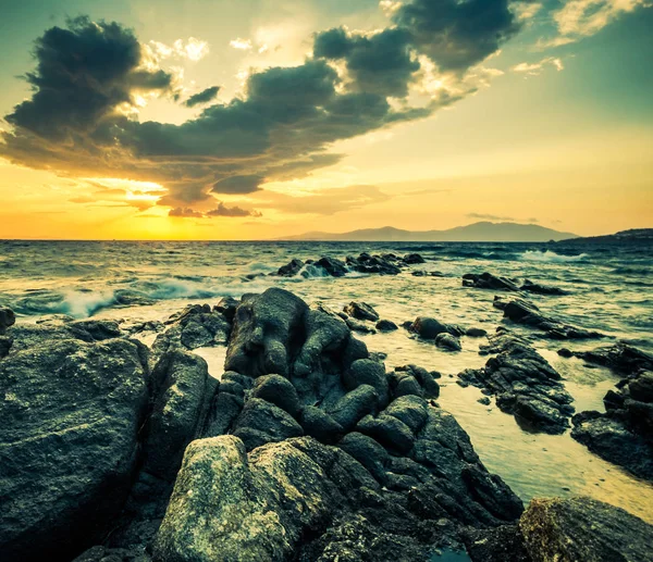 Piękny pejzaż morski ze skałami i falami — Zdjęcie stockowe