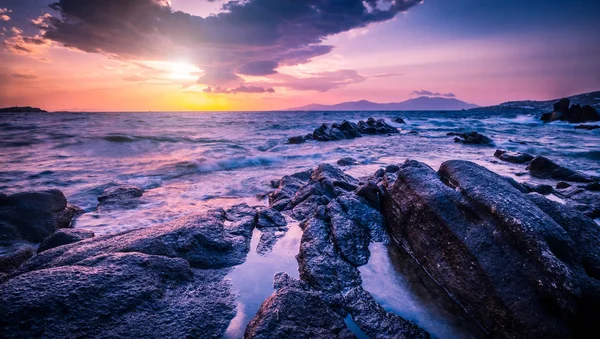 Красивий морський пейзаж з камінням і хвилями — стокове фото