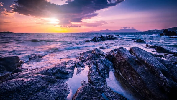 美丽的海景，有岩石和波浪 — 图库照片