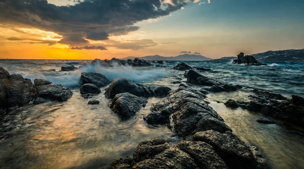 Krásná přímořská pláň se skalami a vlnami — Stock fotografie