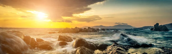 Beautiful seascape with rocks and waves — Stock Photo, Image