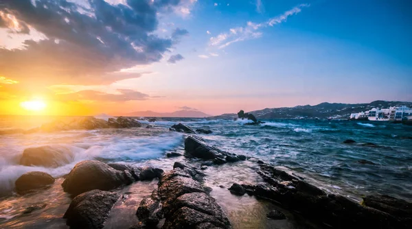 Beau paysage marin avec des roches et des vagues — Photo