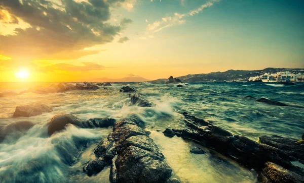 Kaya ve dalgalarla dolu güzel bir deniz manzarası