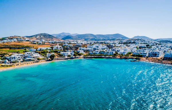 Vista aérea de la bahía de color turquesa y casas blancas en la costa —  Fotos de Stock