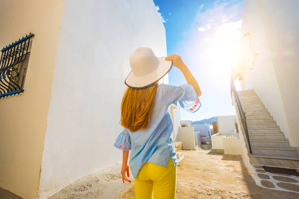 Little girl walking on a greek street — Stock Photo, Image