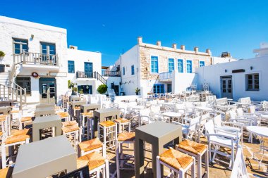 Tipik Yunan taverna renkli masa ve sandalyeler Naoussa Port ile