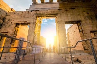 Turistler Propylaea kapısından Parthenon, hareket bulanıklığı geçmek.