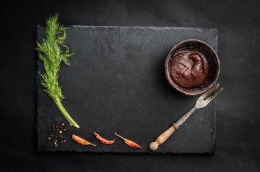 Baharat ve sause ile siyah arduvaz kurulu