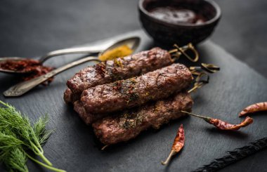 Baharat ile ızgara Kebap