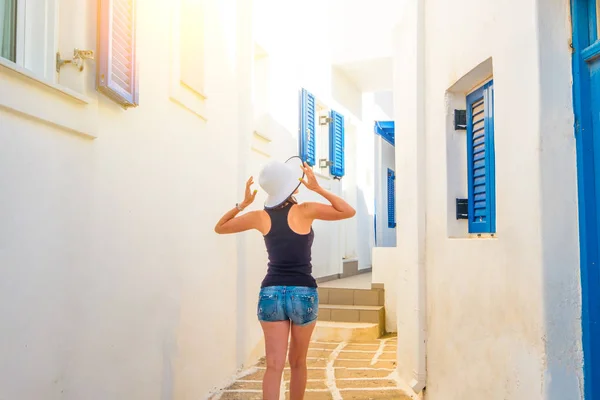 Ragazza che cammina su una strada greca — Foto Stock