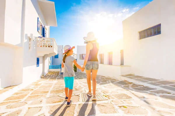 ギリシャの道路を歩く少女 — ストック写真