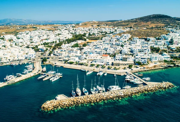 Luftaufnahme der weißen Häuser im griechischen Stil in Naoussa, Griechenland — Stockfoto