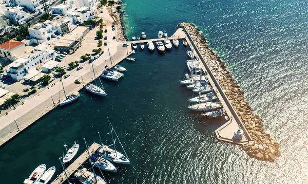 Airview van kleine jachten zijn afgemeerd aan de steiger in de haven van Naoussa, Griekenland — Stockfoto