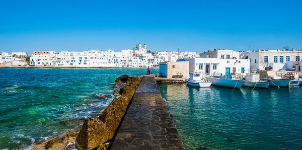 Traditionelle weiße Häuser an der Promenade des Dorfes Naoussa, Griechenland — Stockfoto