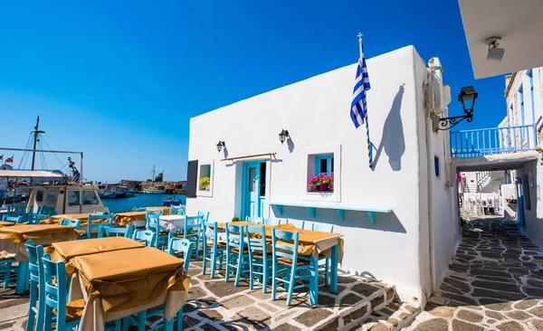 典型的希腊图威玛在 Naoussa 港有彩色桌椅 — 图库照片