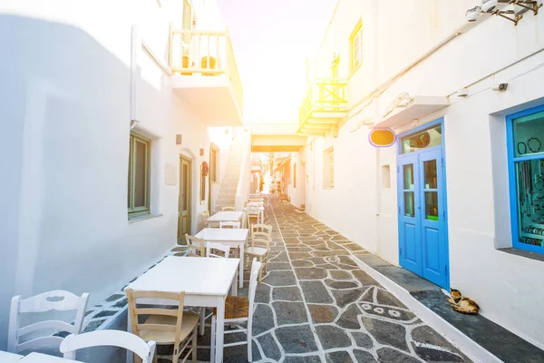 Narrow street with white houses, Greece — Stock Photo, Image