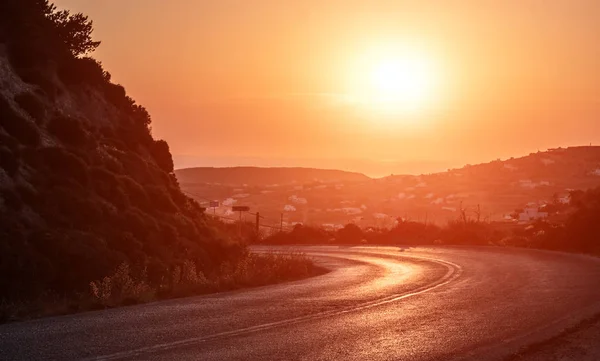 Estrada curva ao pôr do sol bonito — Fotografia de Stock