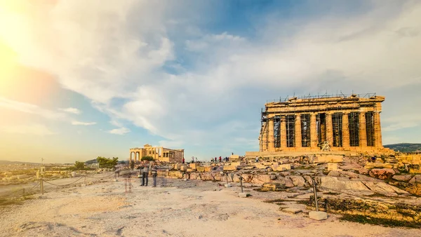 Vista panorámica de la colina de la Acrópolis y restauración del templo de Partenón — Foto de Stock