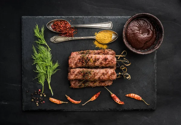 Gegrillter Kebab mit Gewürzen — Stockfoto