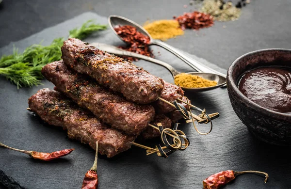 Kebab alla griglia con spezie — Foto Stock