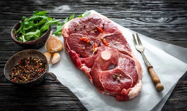 Trozo de carne de cordero cruda —  Fotos de Stock