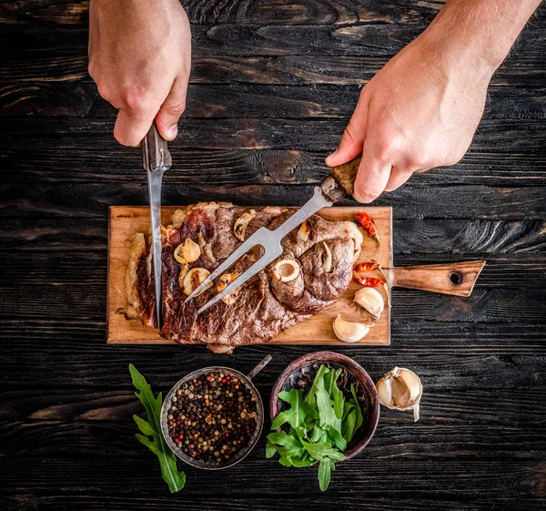 Carne a la parrilla sobre una mesa —  Fotos de Stock