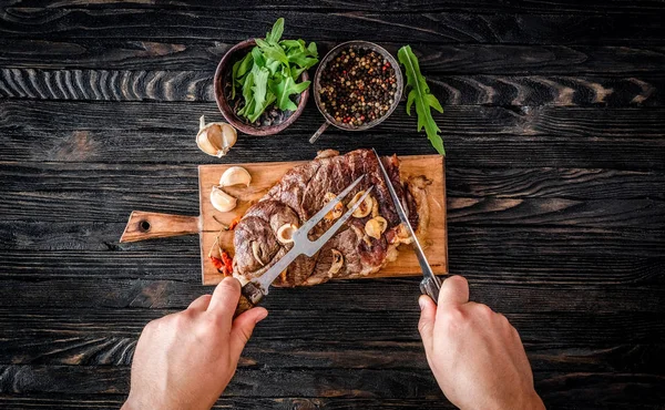 Carne a la parrilla sobre una mesa —  Fotos de Stock