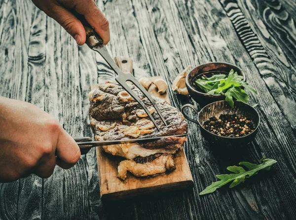 Мясо на гриле на столе — стоковое фото
