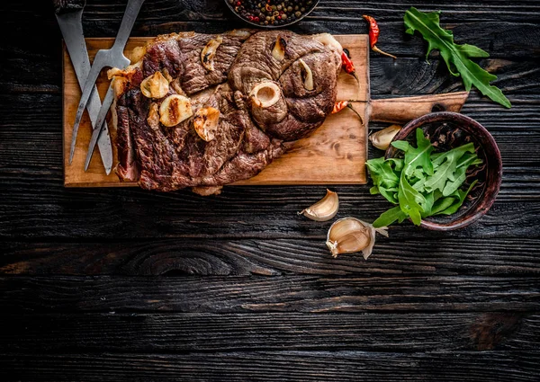Carne alla griglia su un tavolo — Foto Stock