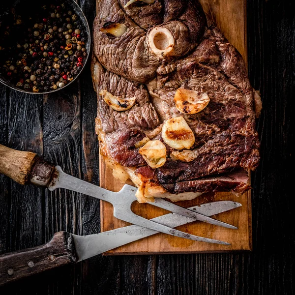 Carne grelhada em uma mesa — Fotografia de Stock