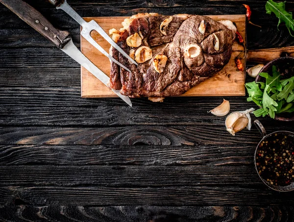 Carne a la parrilla sobre una mesa —  Fotos de Stock