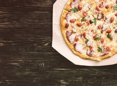 trambolin üzerinde yalan gülümseyen neşeli kız