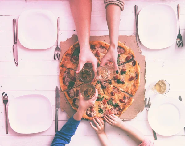 Aile clank birlikte pizza ile bir akşam yemeği gözlük — Stok fotoğraf